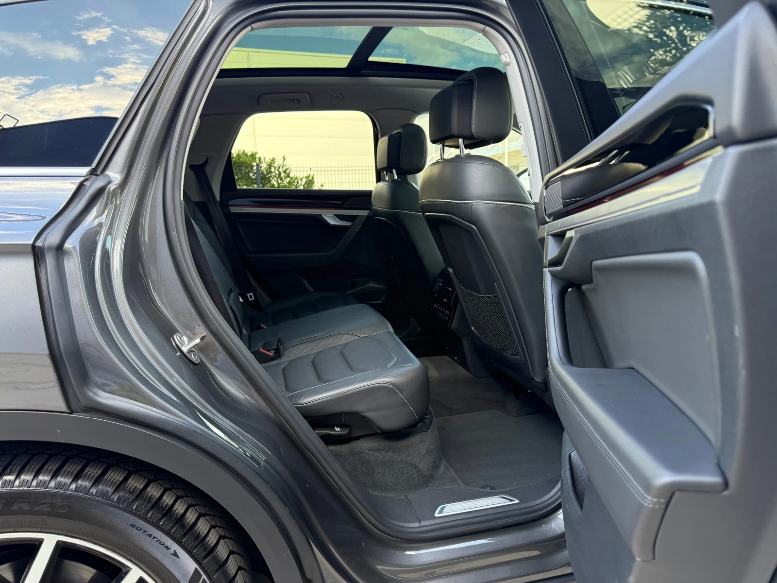 VW Touareg 3.0TDIV6 4х4/DIGITAL/MATRIX/ПОДГРЕВ/DISTRONIC/ПАНО, снимка 11 - Автомобили и джипове - 55900012