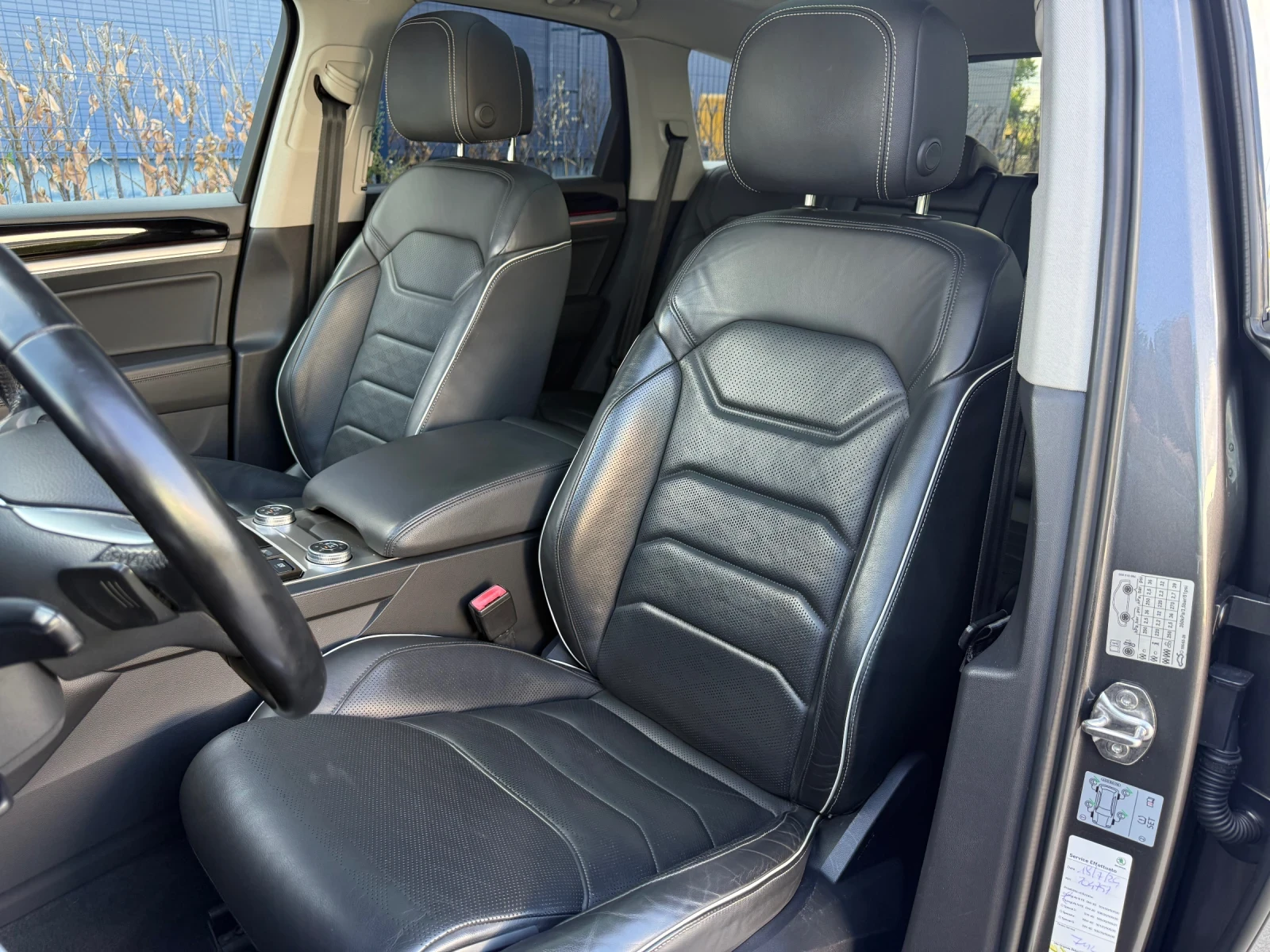 VW Touareg 3.0TDIV6 4х4/DIGITAL/MATRIX/ПОДГРЕВ/DISTRONIC/ПАНО, снимка 7 - Автомобили и джипове - 55900012