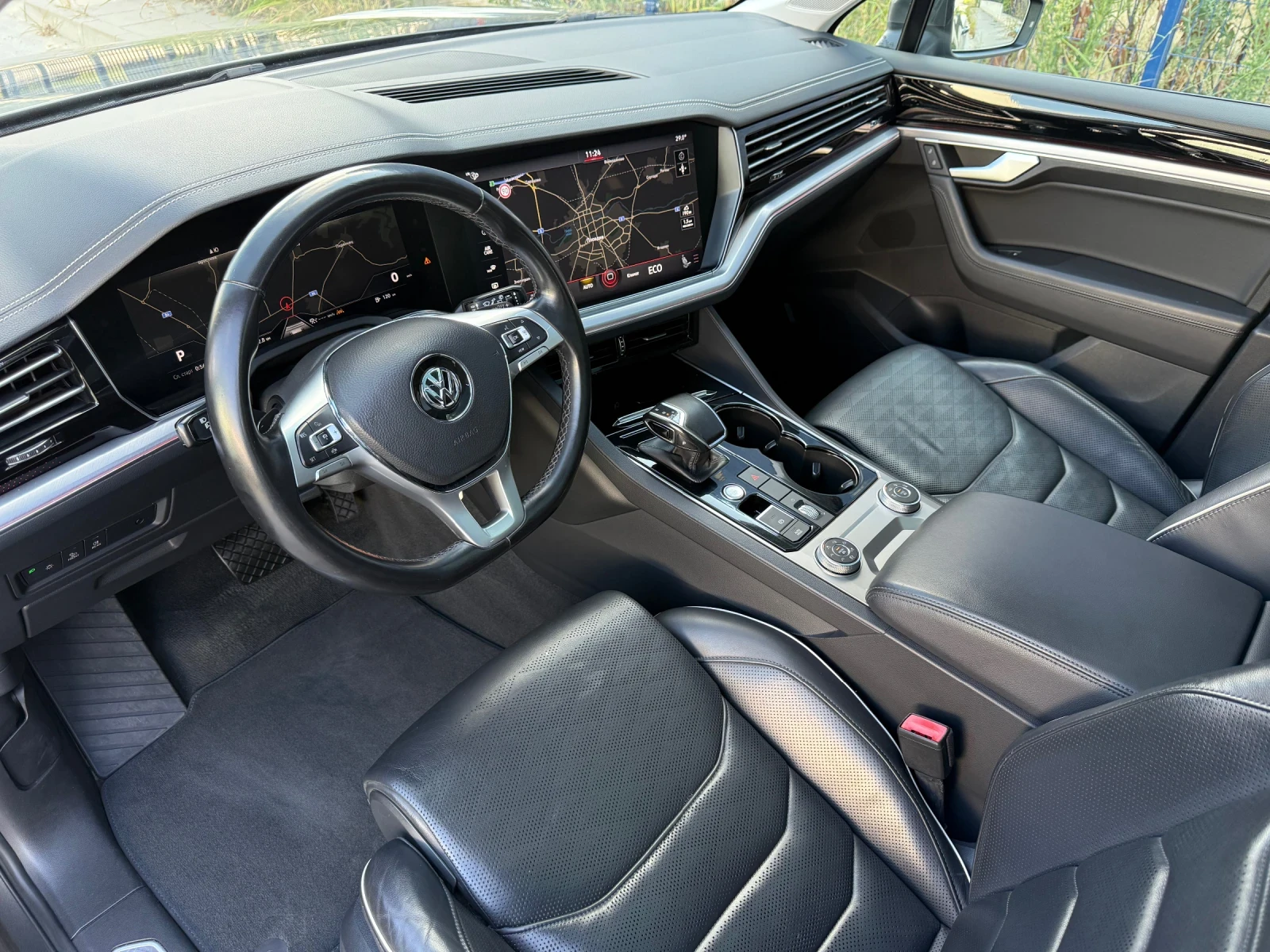 VW Touareg 3.0TDIV6 4х4/DIGITAL/MATRIX/ПОДГРЕВ/DISTRONIC/ПАНО, снимка 6 - Автомобили и джипове - 55900012