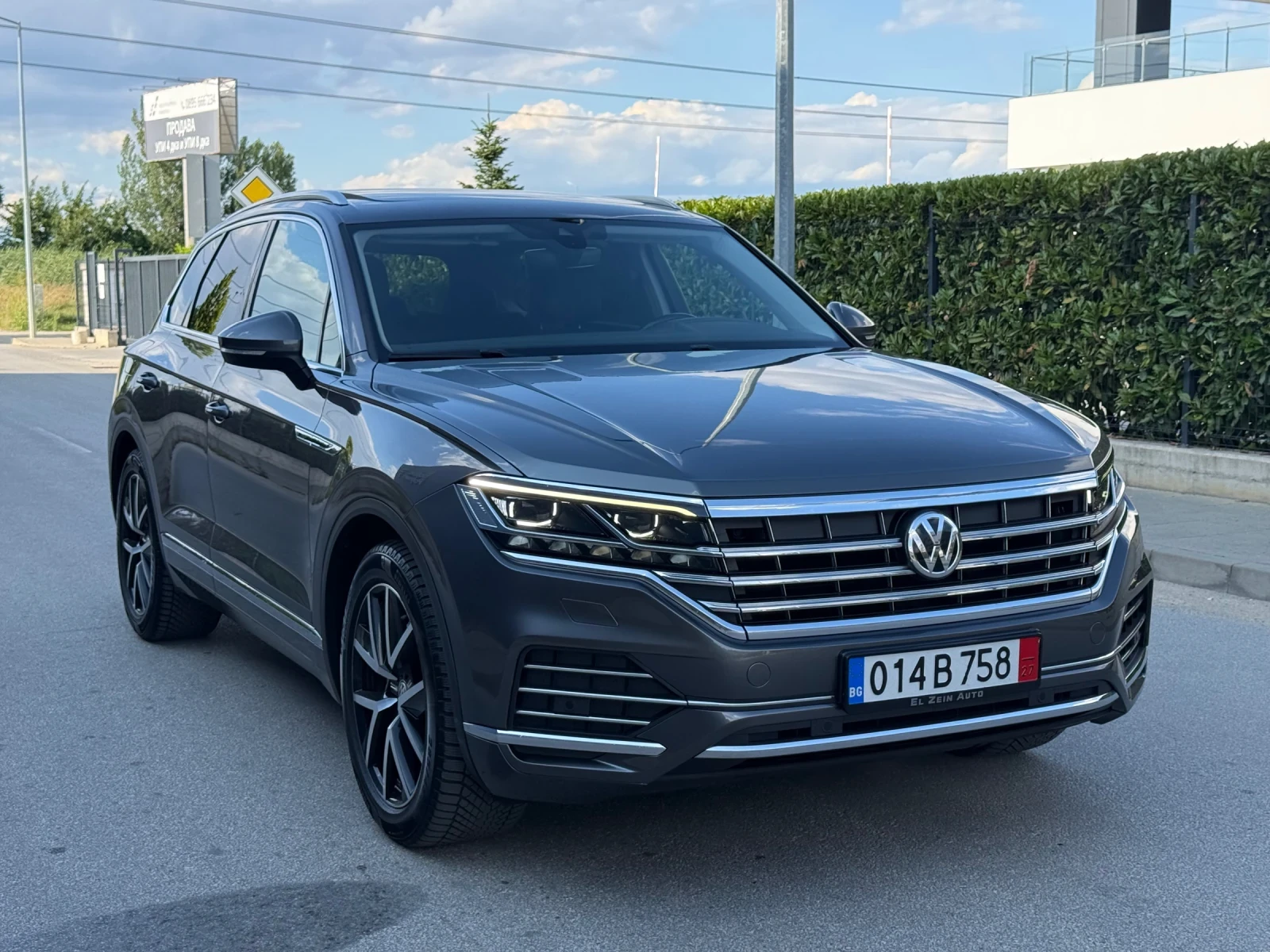 VW Touareg 3.0TDIV6 4х4/DIGITAL/MATRIX/ПОДГРЕВ/DISTRONIC/ПАНО, снимка 2 - Автомобили и джипове - 55900012