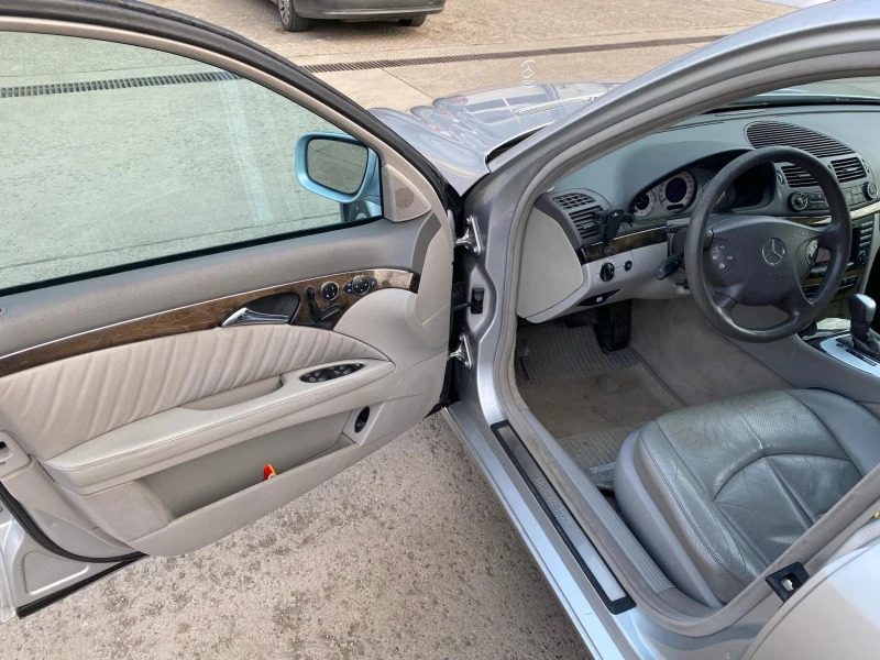 Mercedes-Benz E 220, снимка 6 - Автомобили и джипове - 48997525