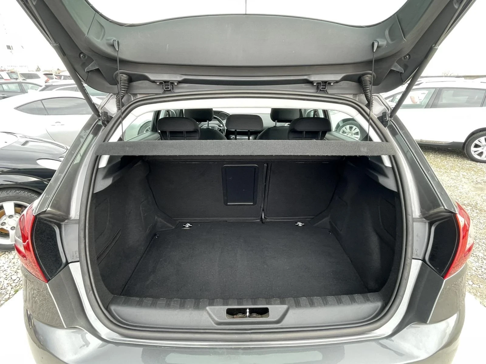 Peugeot 308 1.6 e-HDI, снимка 10 - Автомобили и джипове - 54974734