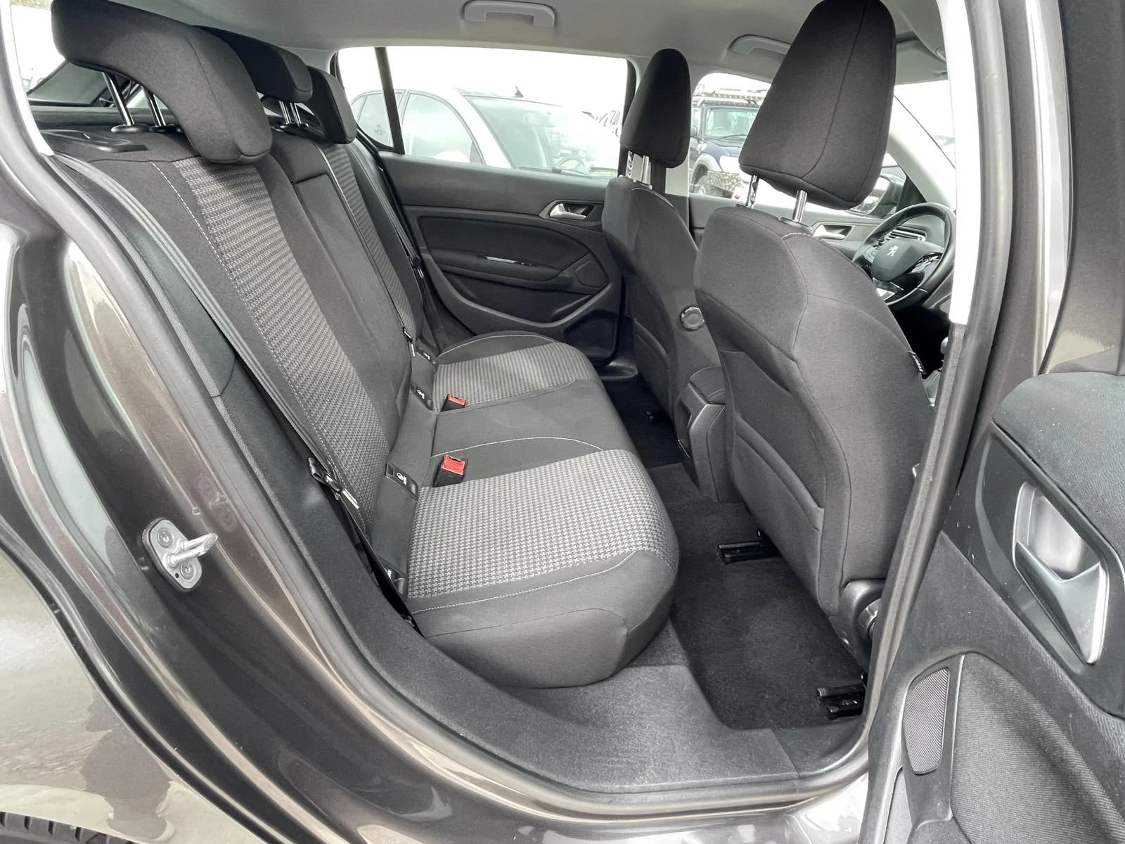 Peugeot 308 1.6 e-HDI, снимка 11 - Автомобили и джипове - 54974734