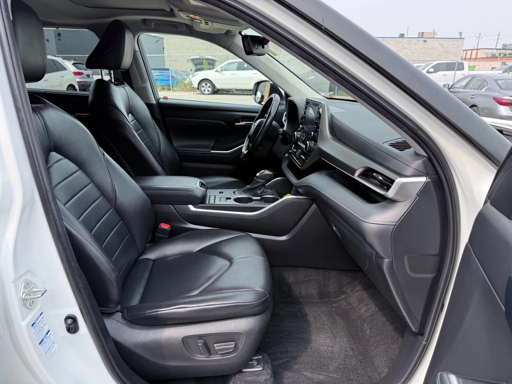 Toyota Highlander XLE AWD Leather/Sunroof/Rear Camera/8 Passe - изображение 9