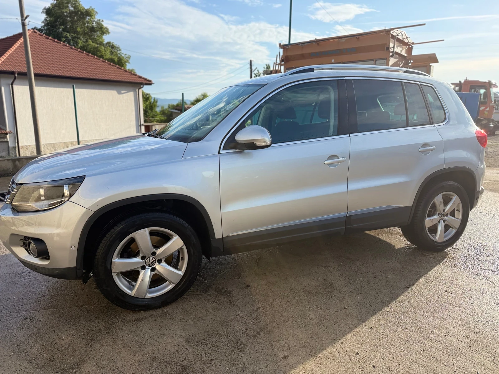 VW Tiguan 2.0 TDI 4 Motion, снимка 4 - Автомобили и джипове - 54748265