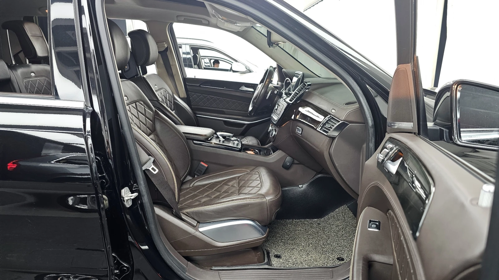 Mercedes-Benz GLS 500 AMG PK* DESIGNO* SOFT-CLOSE* 360* ОБДУХ* TV* HARMA, снимка 14 - Автомобили и джипове - 54749272