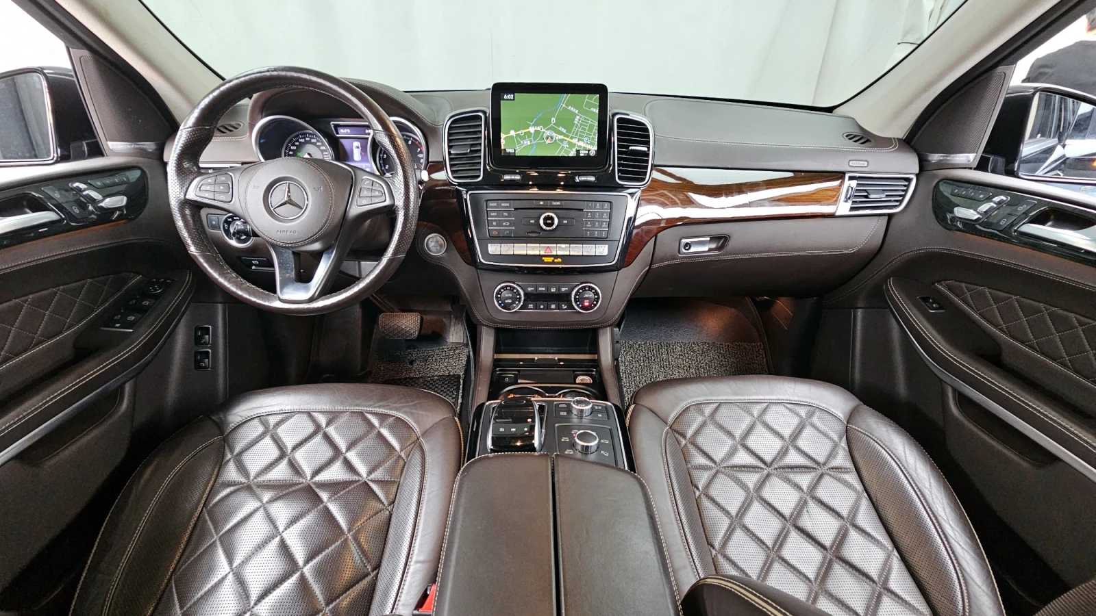 Mercedes-Benz GLS 500 AMG PK* DESIGNO* SOFT-CLOSE* 360* ОБДУХ* TV* HARMA, снимка 6 - Автомобили и джипове - 54749272