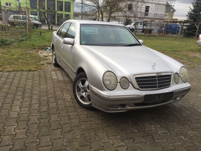 Двигател за Mercedes-Benz E 270, снимка 1 - Части - 49501628