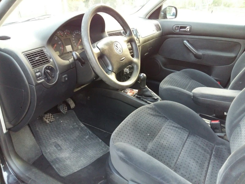 VW Golf 1.6i, снимка 7 - Автомобили и джипове - 47341128