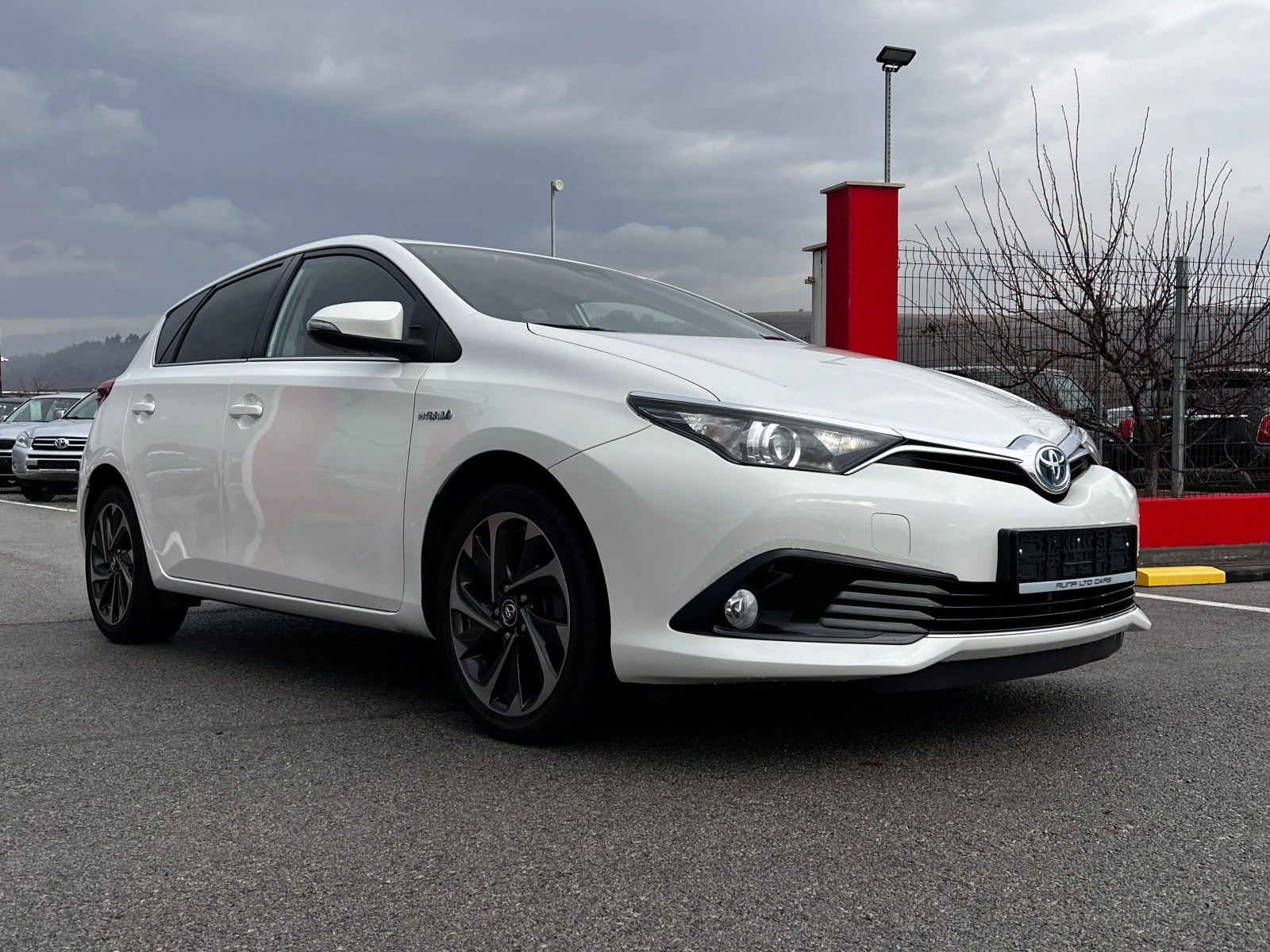 Toyota Auris HYBRID 167000км  - изображение 3