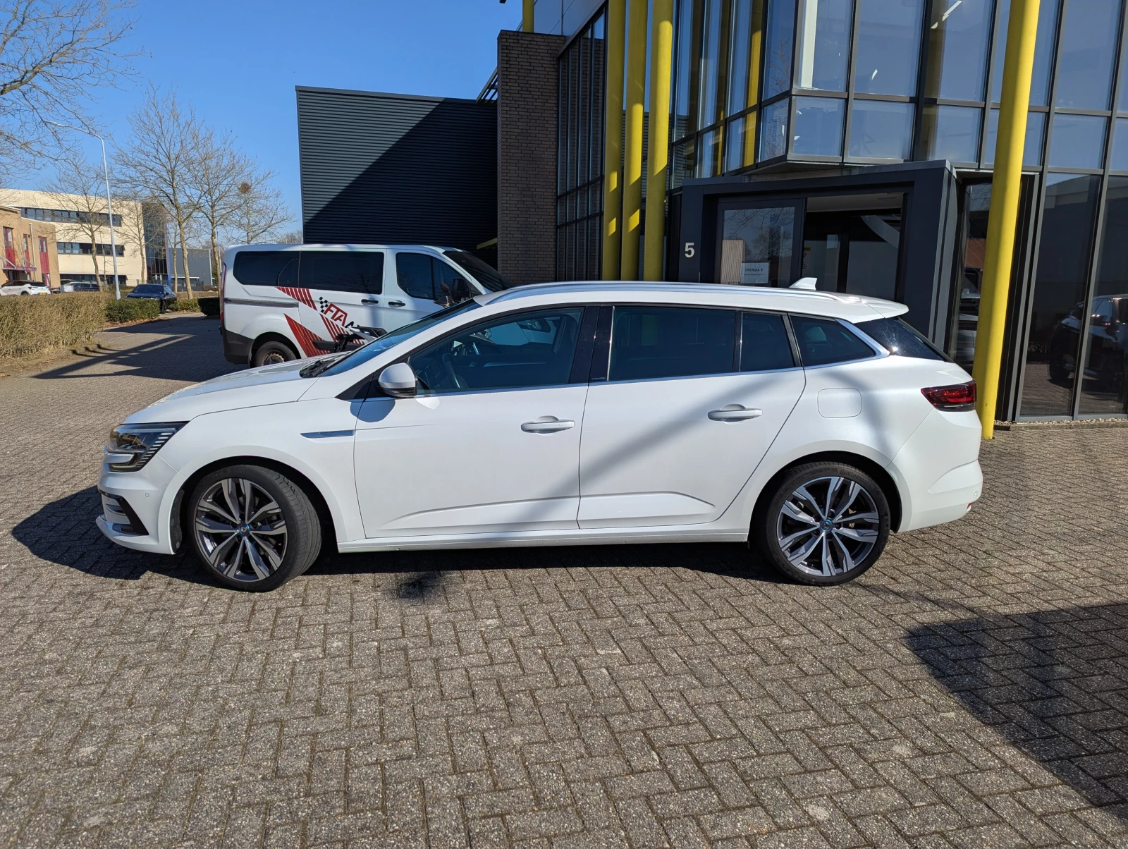 Renault Megane E-TECH - изображение 2