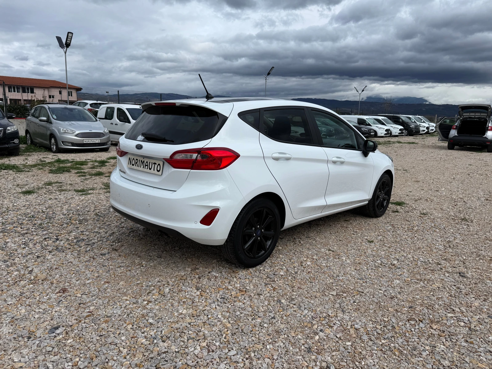Ford Fiesta 1.0i/Black&White Edition/Nav/Euro6 - изображение 2