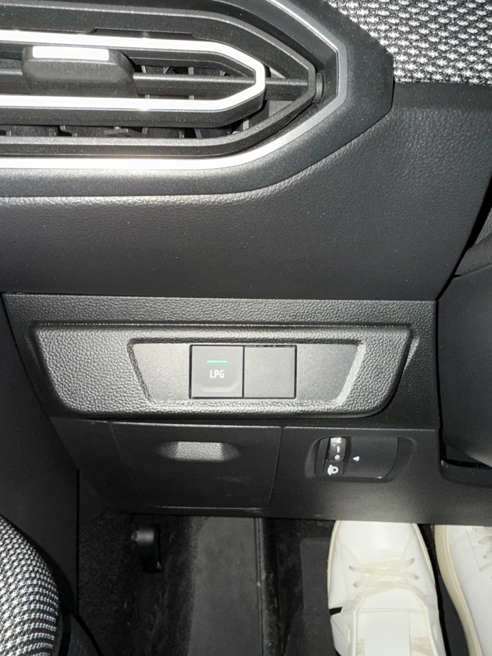 Dacia Logan 1.0 TCE LPG гаранция до 2029 - обслужен - изображение 8