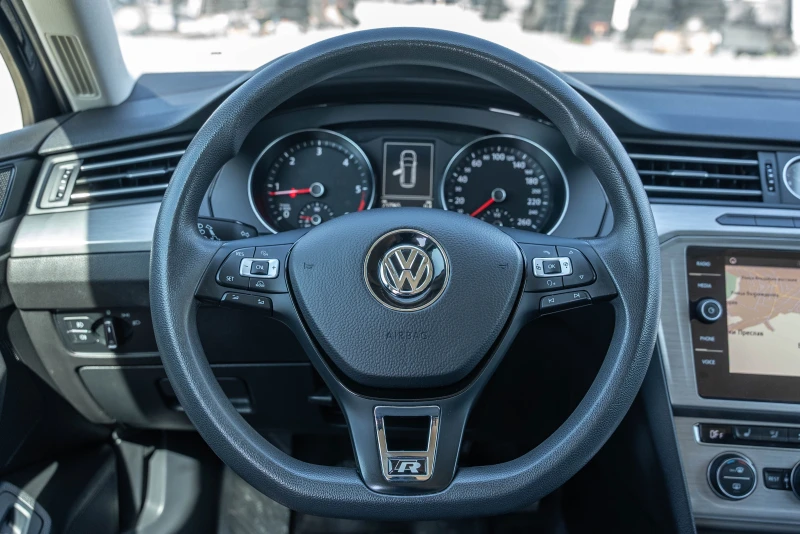 VW Passat 1.6 TDI R line, снимка 14 - Автомобили и джипове - 51505718
