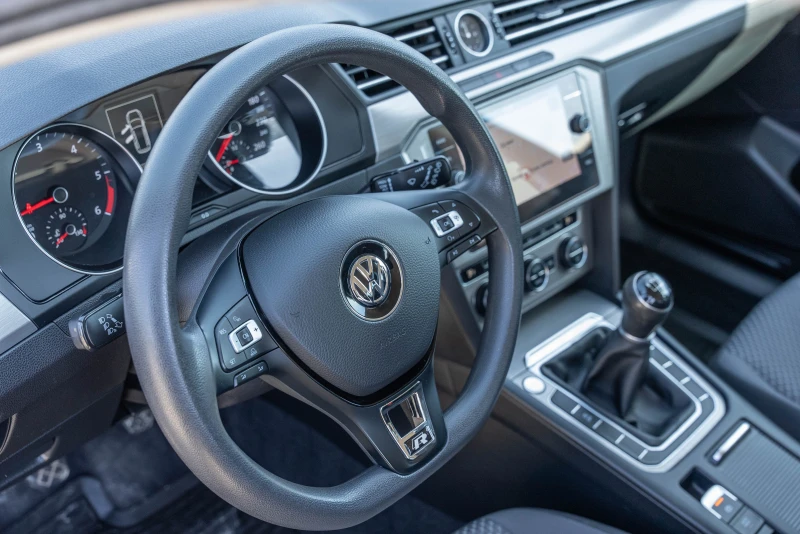 VW Passat 1.6 TDI R line, снимка 4 - Автомобили и джипове - 51505718
