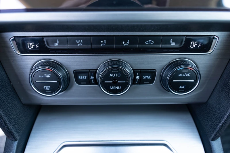 VW Passat 1.6 TDI R line, снимка 17 - Автомобили и джипове - 51505718