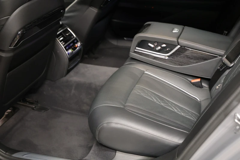BMW 750 i Long xDrive M-Paket Individual, снимка 16 - Автомобили и джипове - 51215614