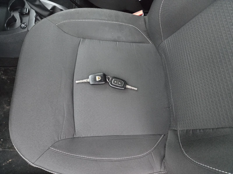 Dacia Lodgy 1.6 Фабрична газ, снимка 13 - Автомобили и джипове - 52698361