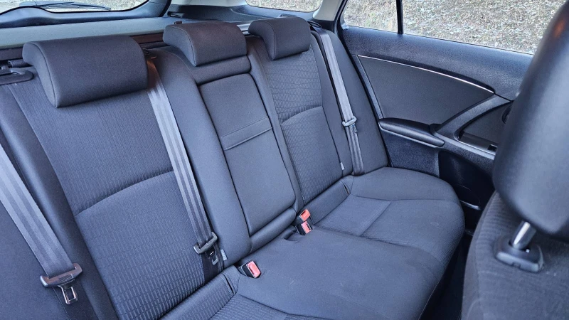 Toyota Avensis 1.8, снимка 14 - Автомобили и джипове - 52931553