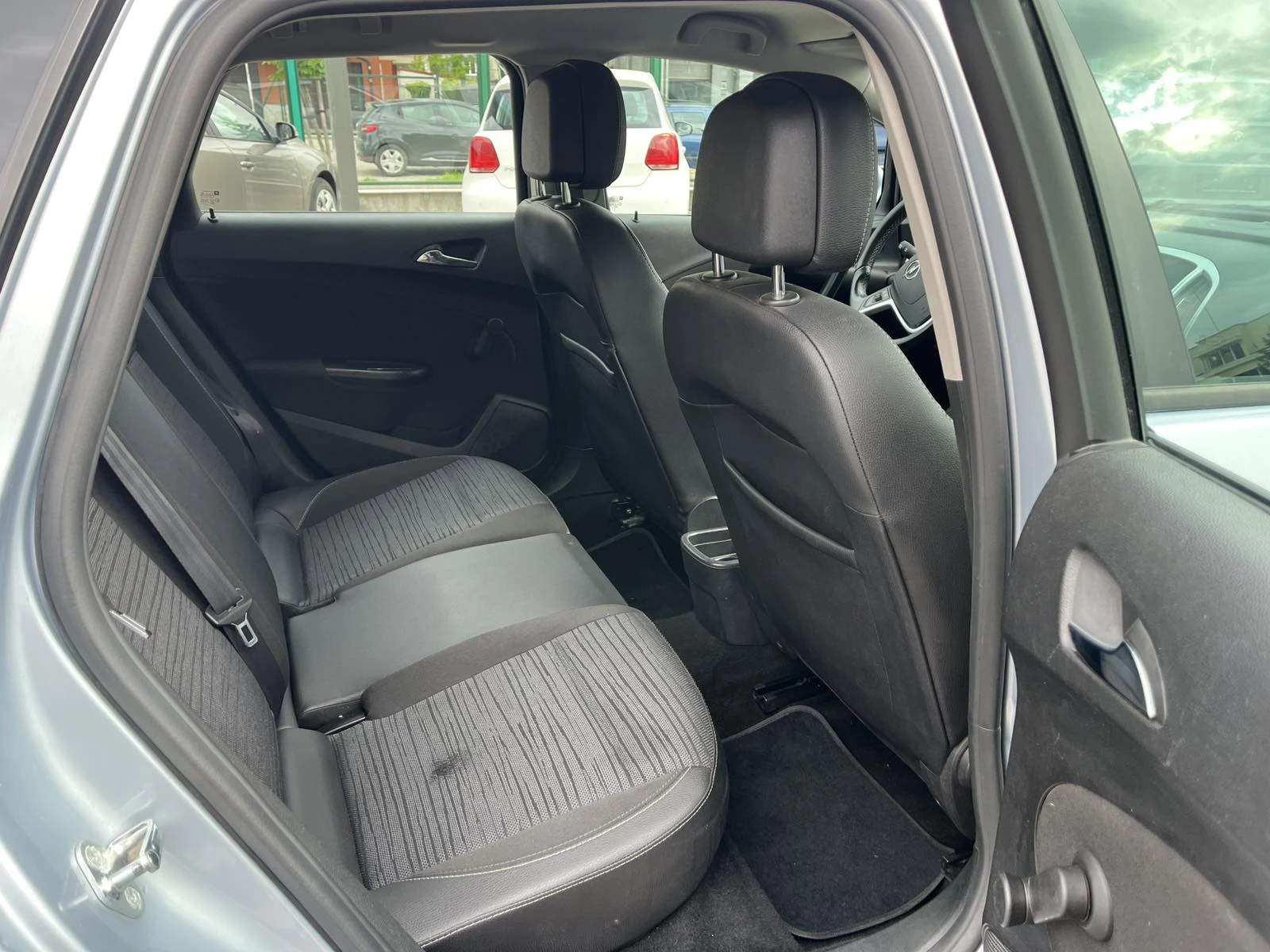 Opel Astra 1.6 DISEL ЕУРО 6, снимка 11 - Автомобили и джипове - 54618125