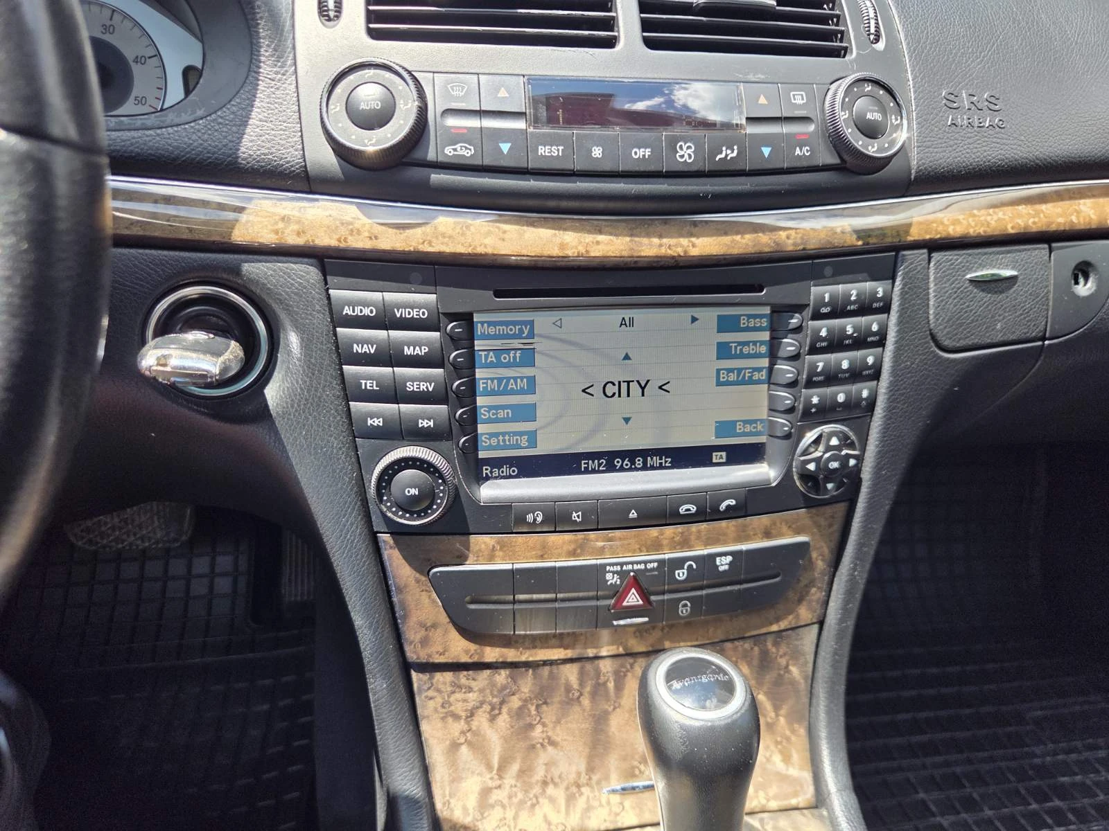 Mercedes-Benz E 220, снимка 9 - Автомобили и джипове - 55372190