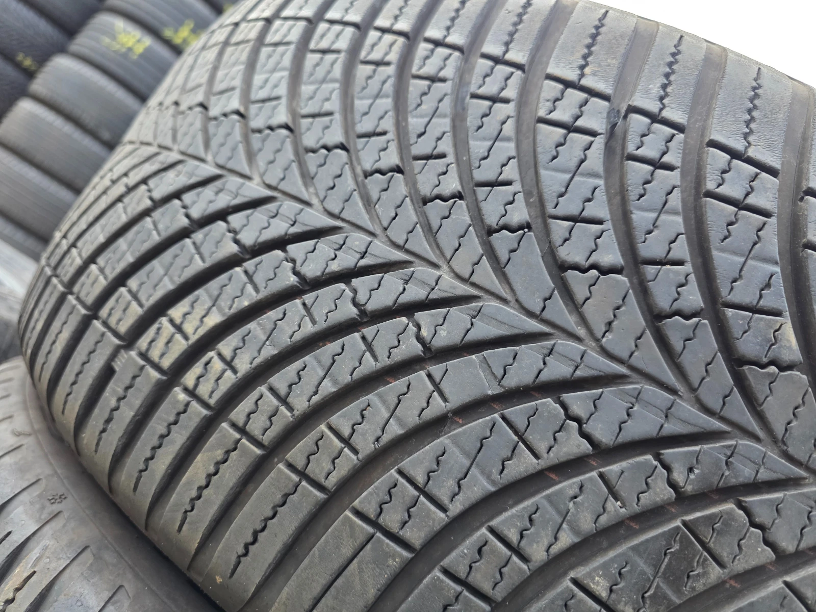 Гуми Всесезонни 255/40R21