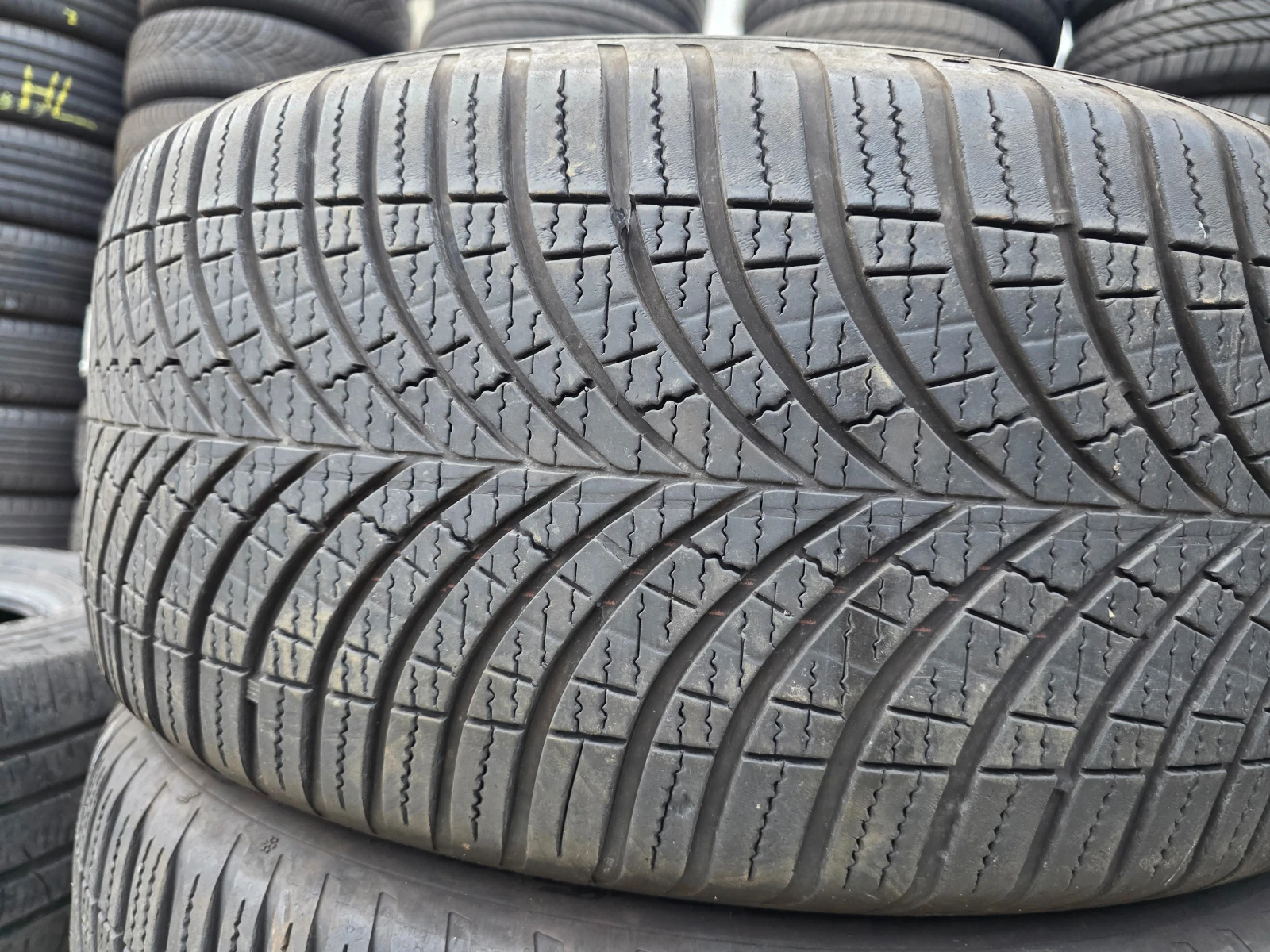 Гуми Всесезонни 255/40R21, снимка 4 - Гуми и джанти - 55492154