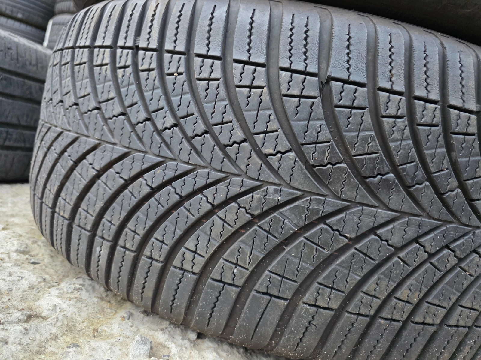 Гуми Всесезонни 255/40R21, снимка 3 - Гуми и джанти - 55492154