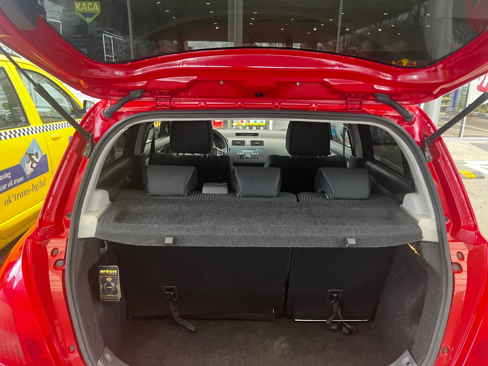 Suzuki Swift 1.3 16 V Бензин, снимка 11 - Автомобили и джипове - 53911643