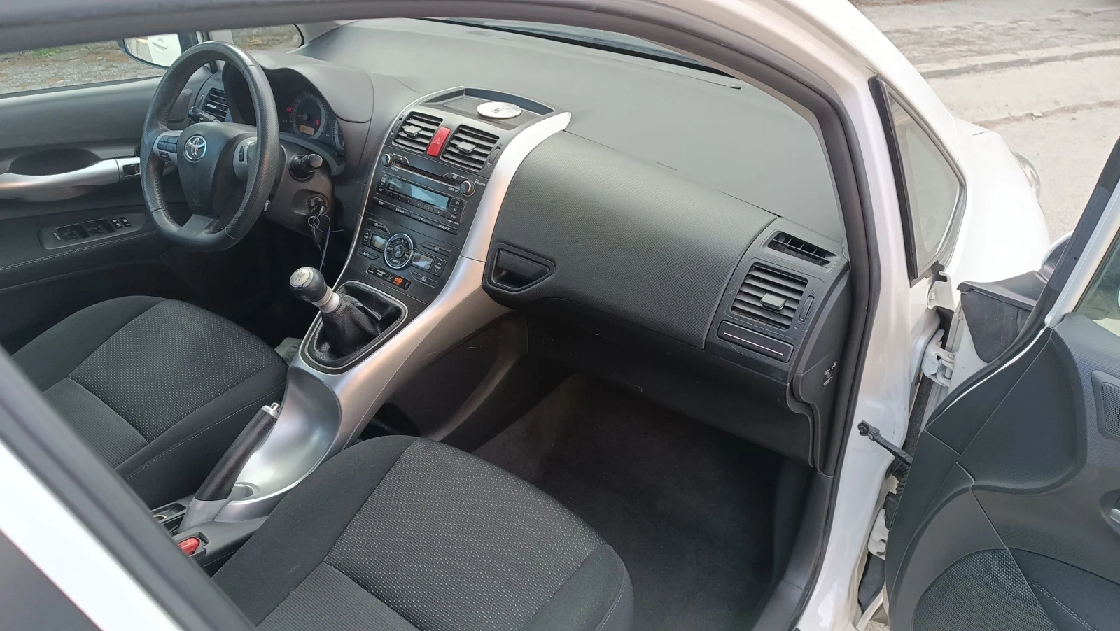 Toyota Auris 1.6-132к.с. в топ състояние , снимка 13 - Автомобили и джипове - 53977787