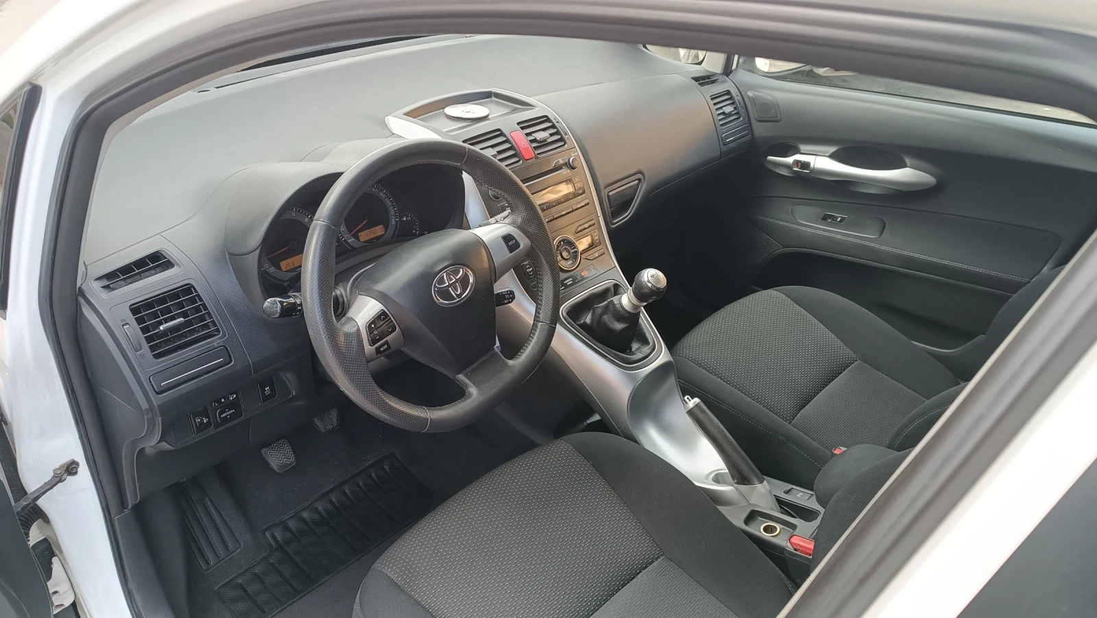 Toyota Auris 1.6-132к.с. в топ състояние , снимка 17 - Автомобили и джипове - 53977787