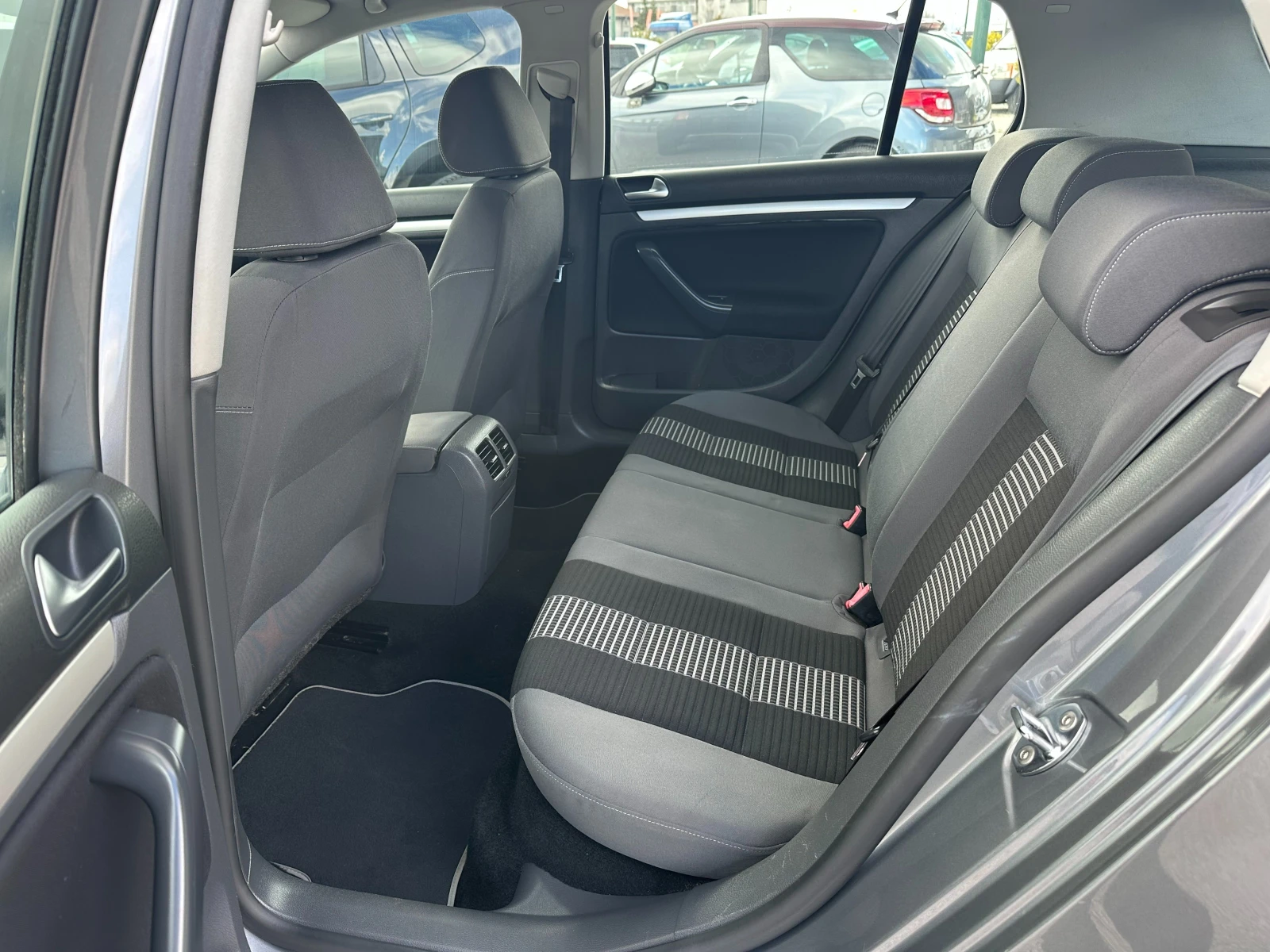 VW Golf 1.6i-NAVI* ЗАВОДСКА ГАЗ, снимка 13 - Автомобили и джипове - 54079229