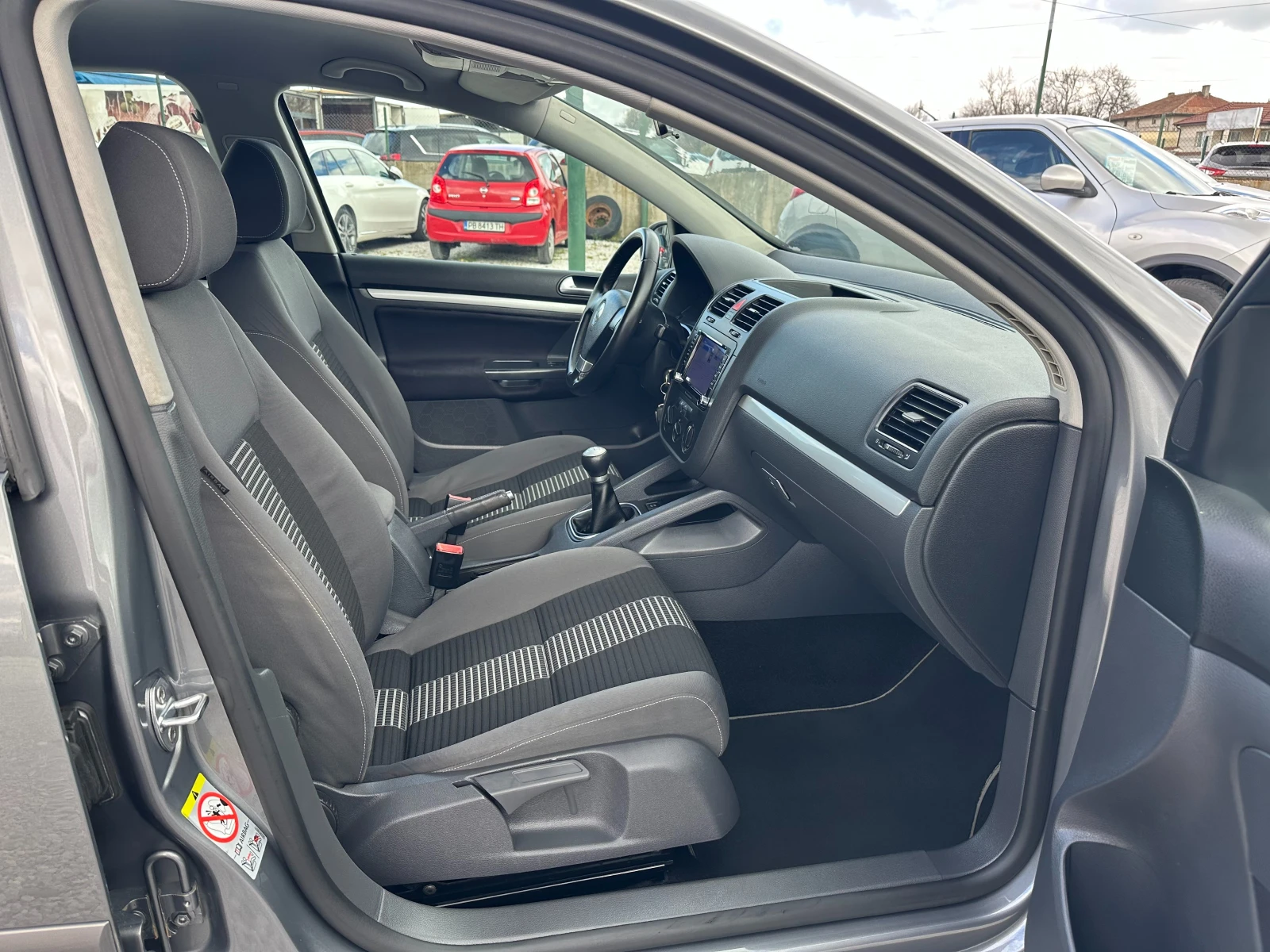 VW Golf 1.6i-NAVI* ЗАВОДСКА ГАЗ, снимка 8 - Автомобили и джипове - 54079229