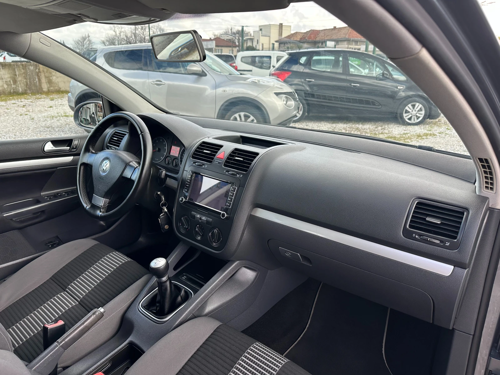 VW Golf 1.6i-NAVI* ЗАВОДСКА ГАЗ, снимка 9 - Автомобили и джипове - 54079229