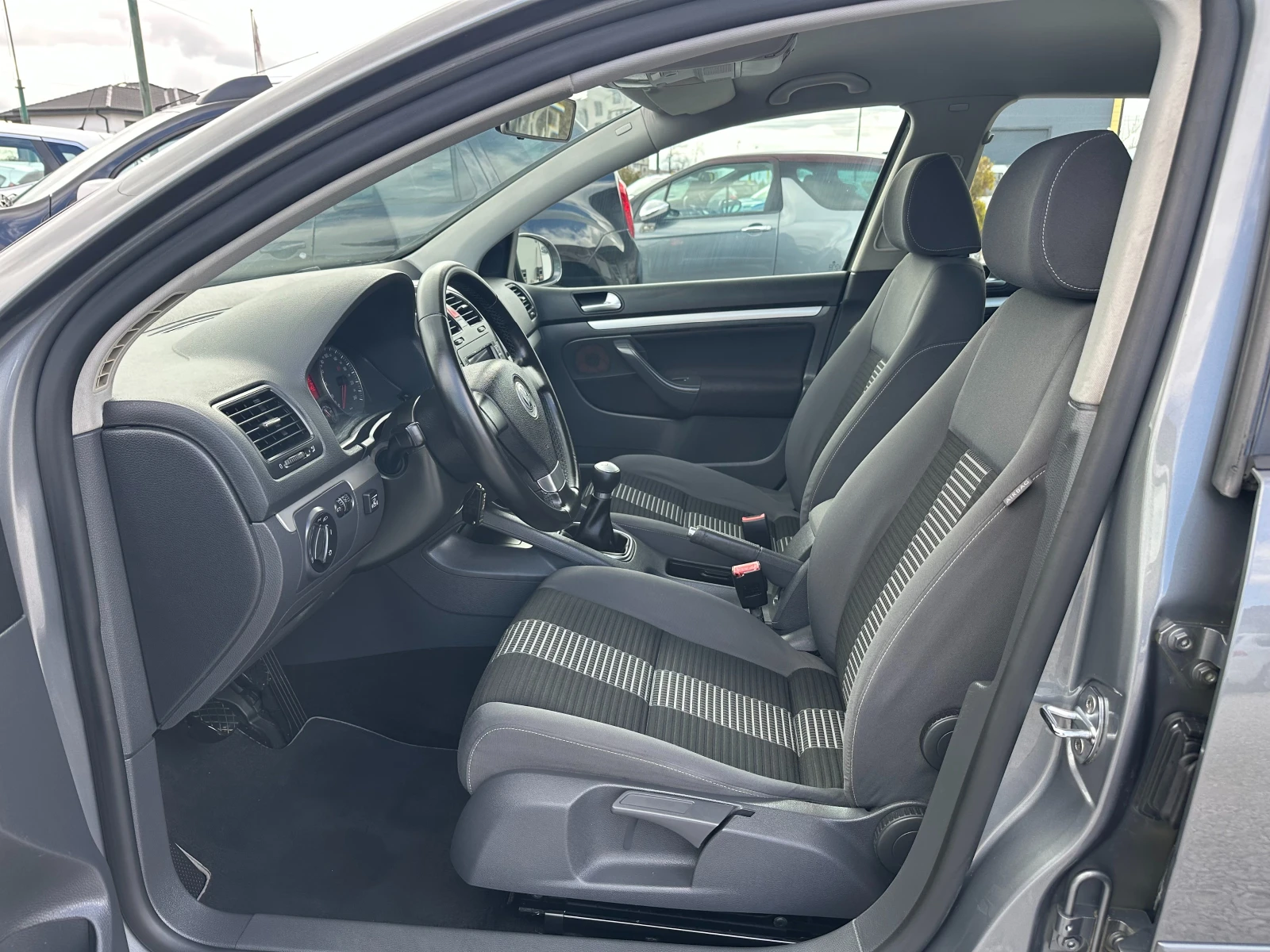 VW Golf 1.6i-NAVI* ЗАВОДСКА ГАЗ, снимка 16 - Автомобили и джипове - 54079229