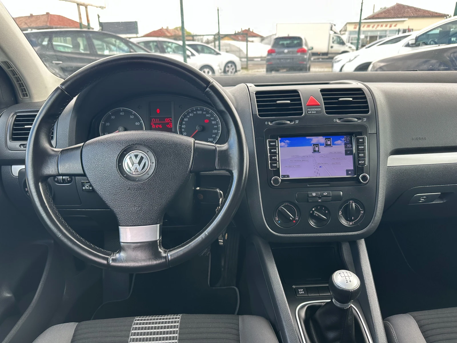 VW Golf 1.6i-NAVI* ЗАВОДСКА ГАЗ, снимка 14 - Автомобили и джипове - 54079229