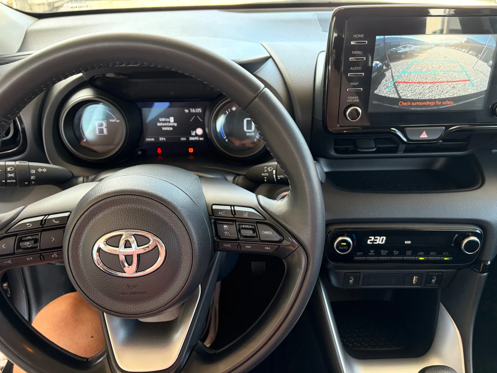 Toyota Yaris 1.5 i HIBRID, снимка 5 - Автомобили и джипове - 54855872