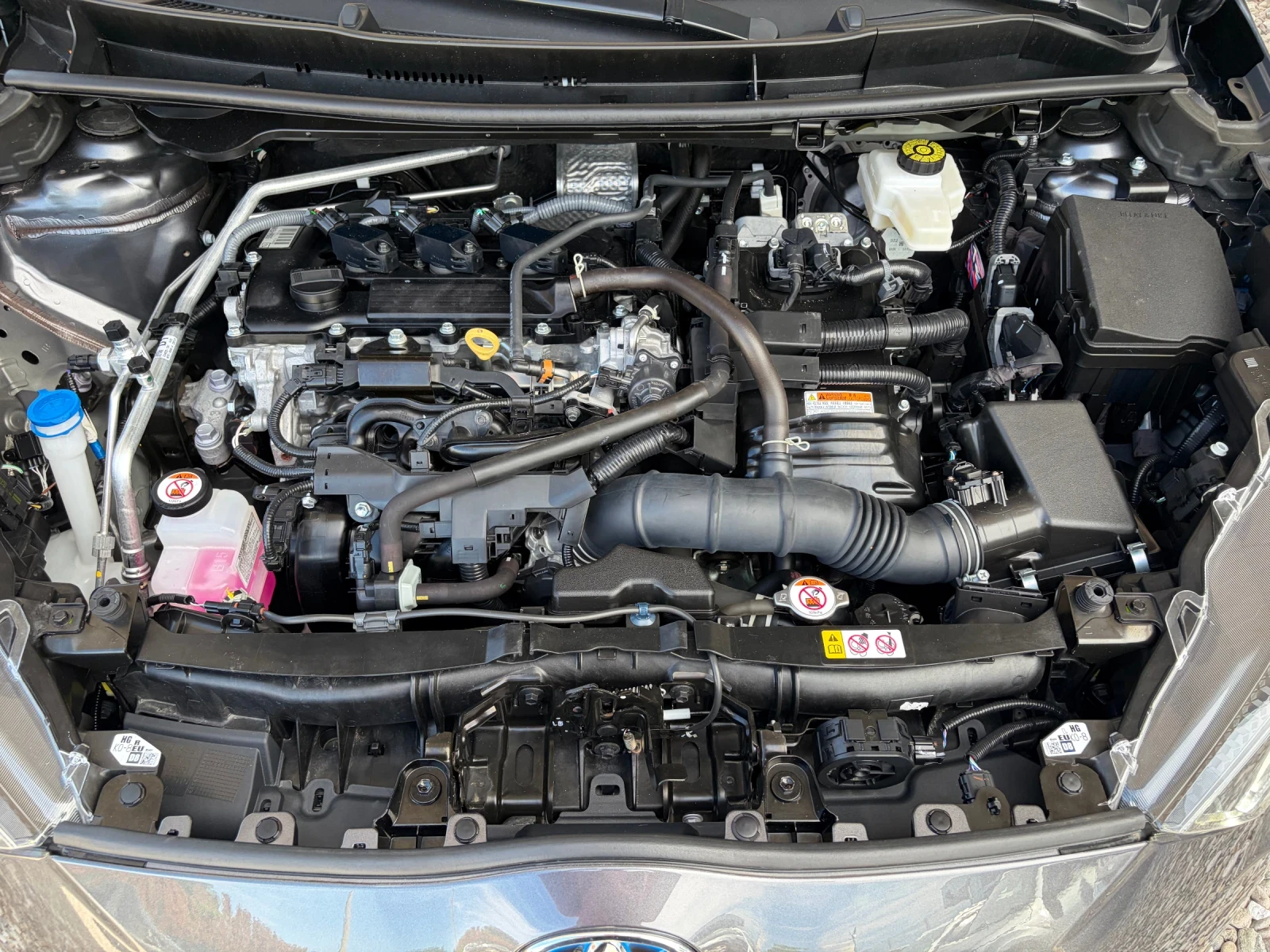 Toyota Yaris 1.5 i HIBRID, снимка 10 - Автомобили и джипове - 54855872