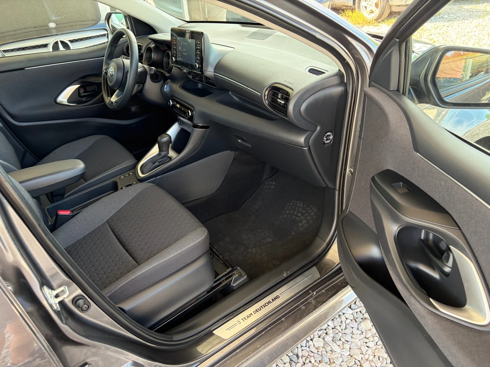 Toyota Yaris 1.5 i HIBRID, снимка 9 - Автомобили и джипове - 54855872