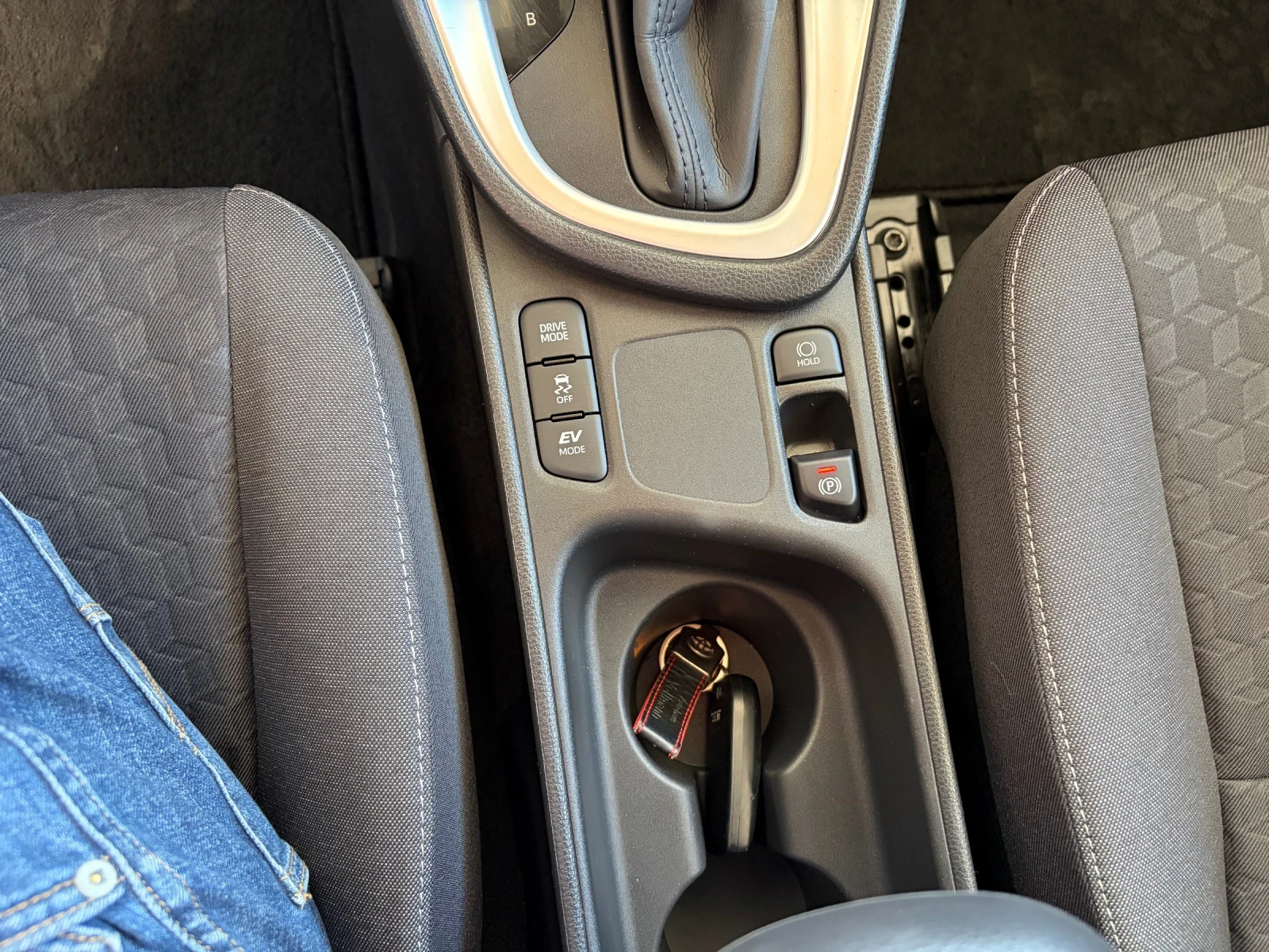 Toyota Yaris 1.5 i HIBRID, снимка 6 - Автомобили и джипове - 54855872