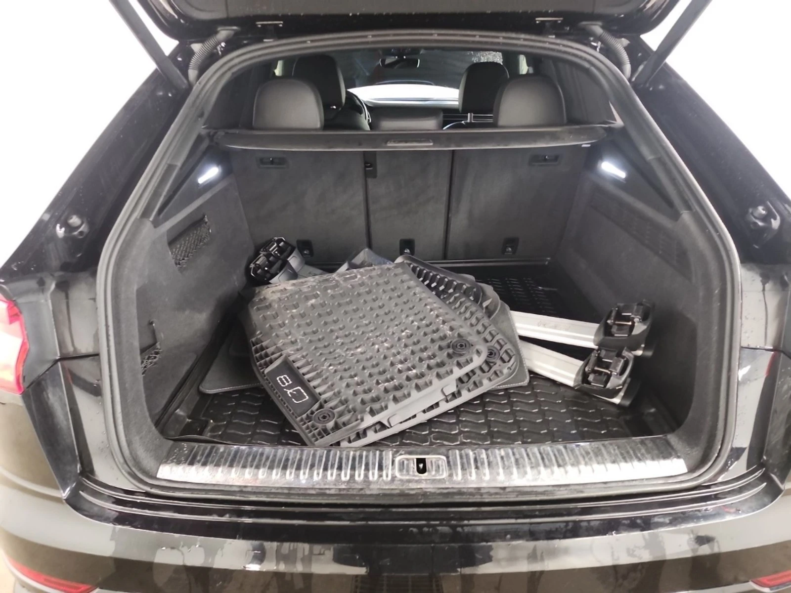 Audi Q8 TECHNIK* PANO* СЛ.ЛЕНТИ* ПОДГРЕВ, снимка 16 - Автомобили и джипове - 54334591