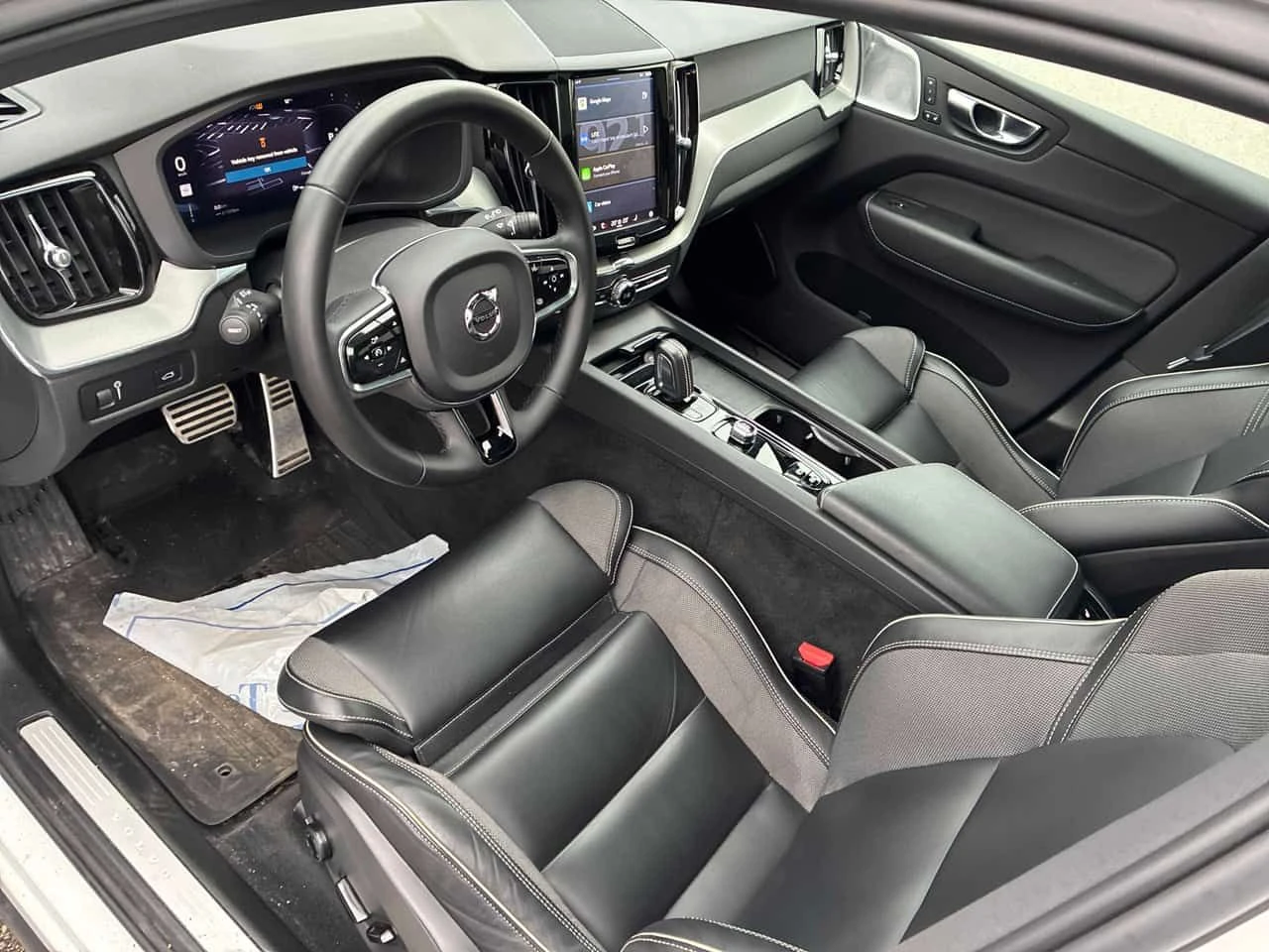 Volvo XC60 * R Design * DISTRONIC* PANO* + ГУМИ , снимка 5 - Автомобили и джипове - 54466372