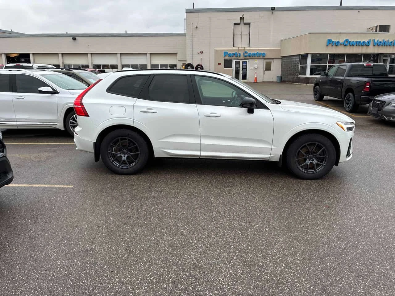 Volvo XC60 * R Design * DISTRONIC* PANO* + ГУМИ , снимка 3 - Автомобили и джипове - 54466372