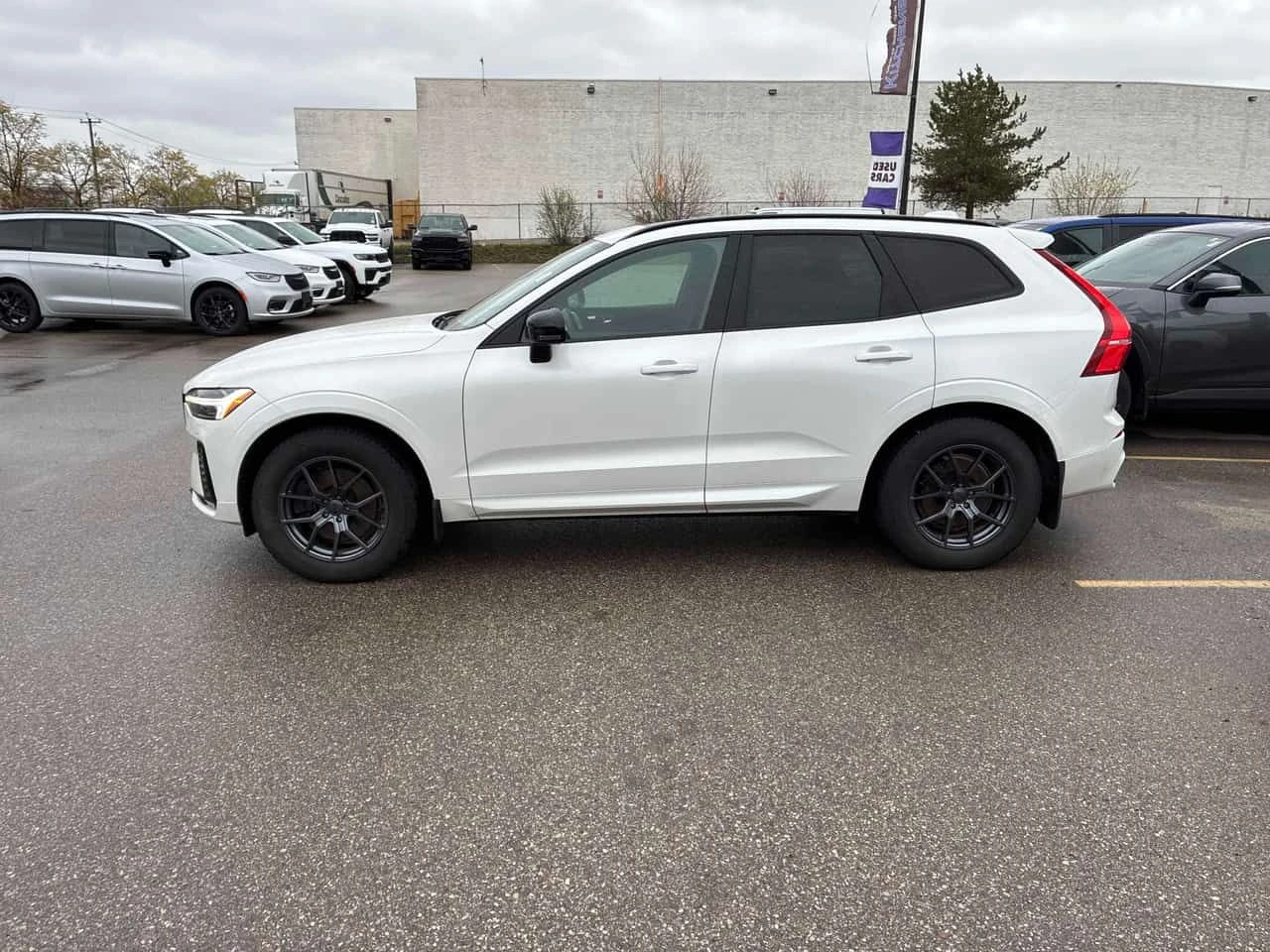 Volvo XC60 * R Design * DISTRONIC* PANO* + ГУМИ , снимка 2 - Автомобили и джипове - 54466372