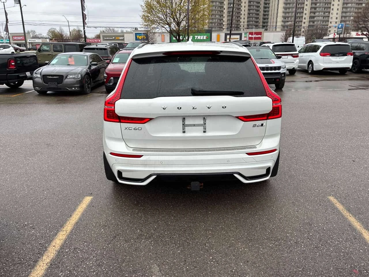 Volvo XC60 * R Design * DISTRONIC* PANO* + ГУМИ , снимка 4 - Автомобили и джипове - 54466372