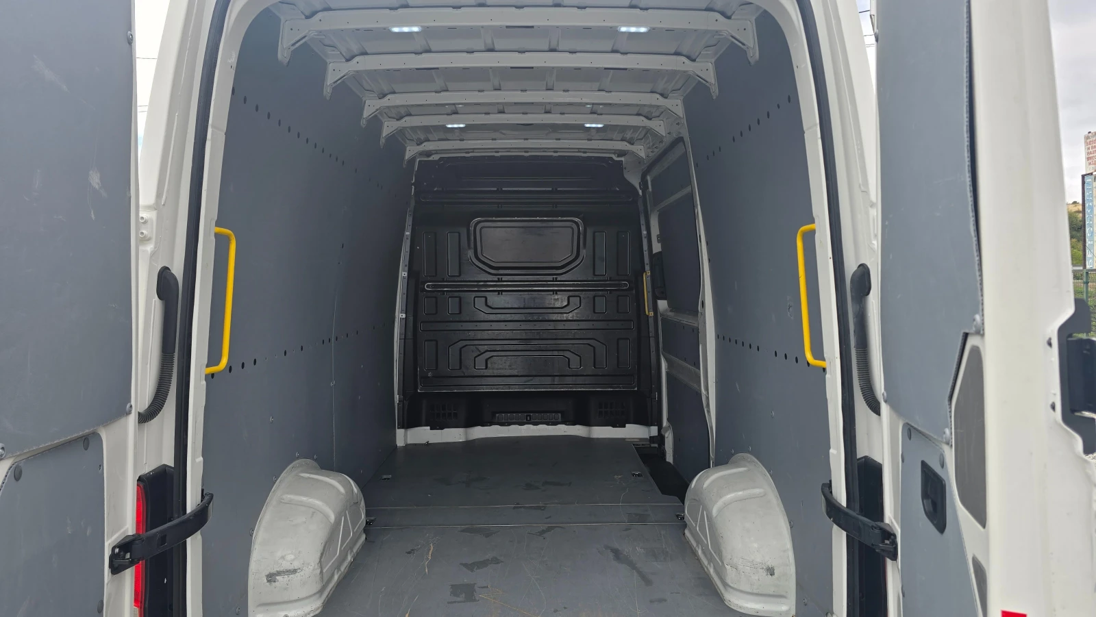 VW Crafter 2.0TDI-Нов внос - изображение 8
