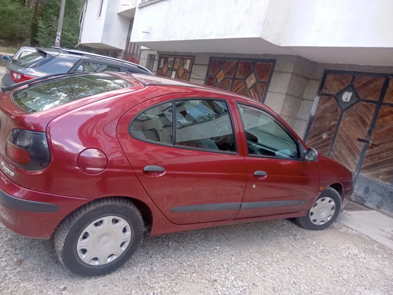 Renault Megane 1.6 климатик, снимка 4 - Автомобили и джипове - 47635046