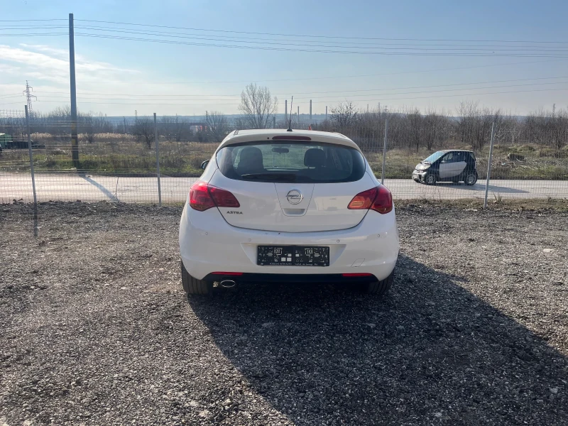 Opel Astra 1.4 Турбо 140кс, снимка 3 - Автомобили и джипове - 48980317