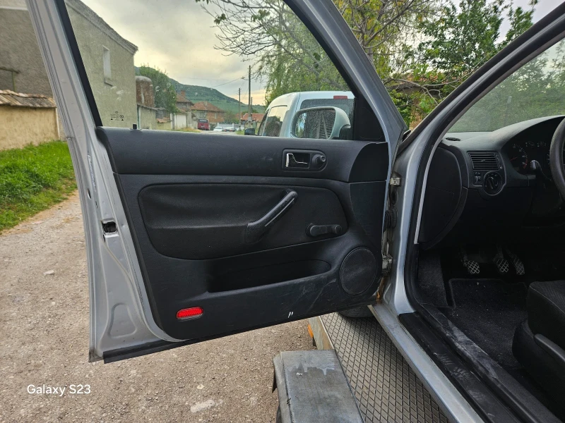VW Golf 1.6 SR, снимка 10 - Автомобили и джипове - 50230142