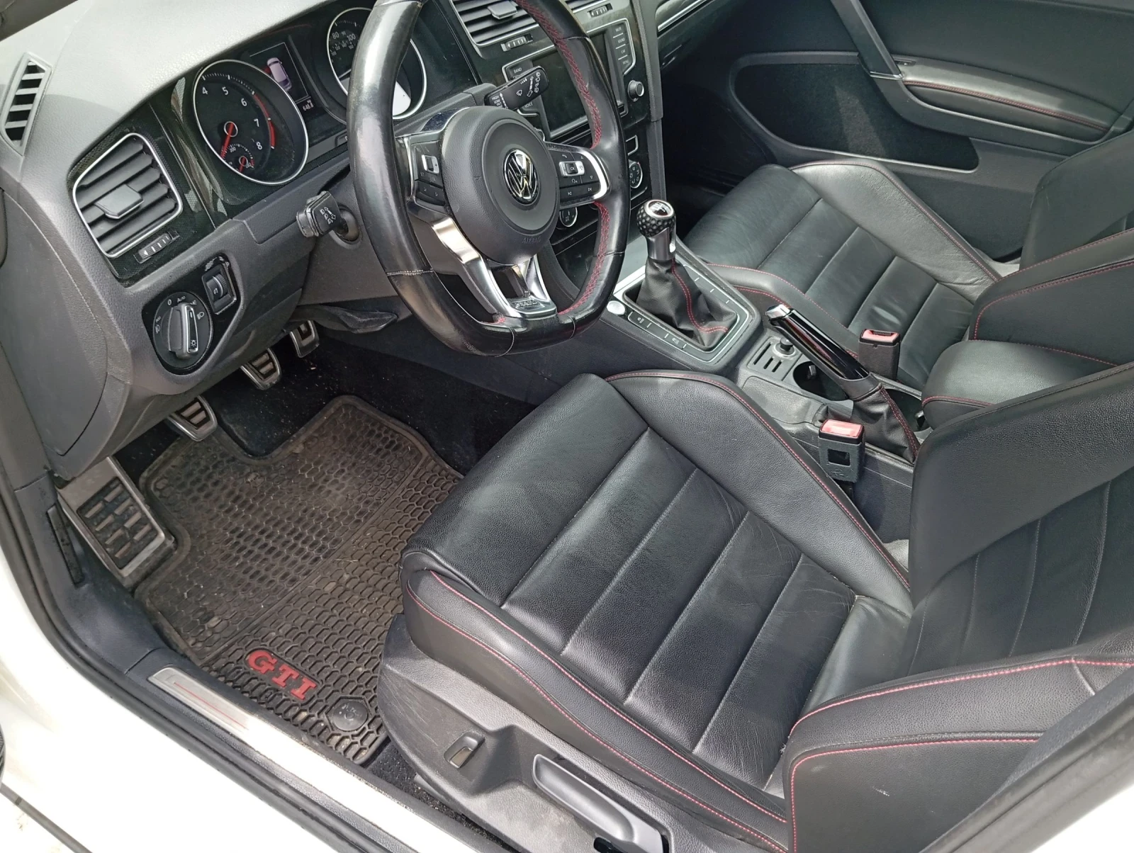 VW Golf 2.0 GTI, снимка 11 - Автомобили и джипове - 54413663